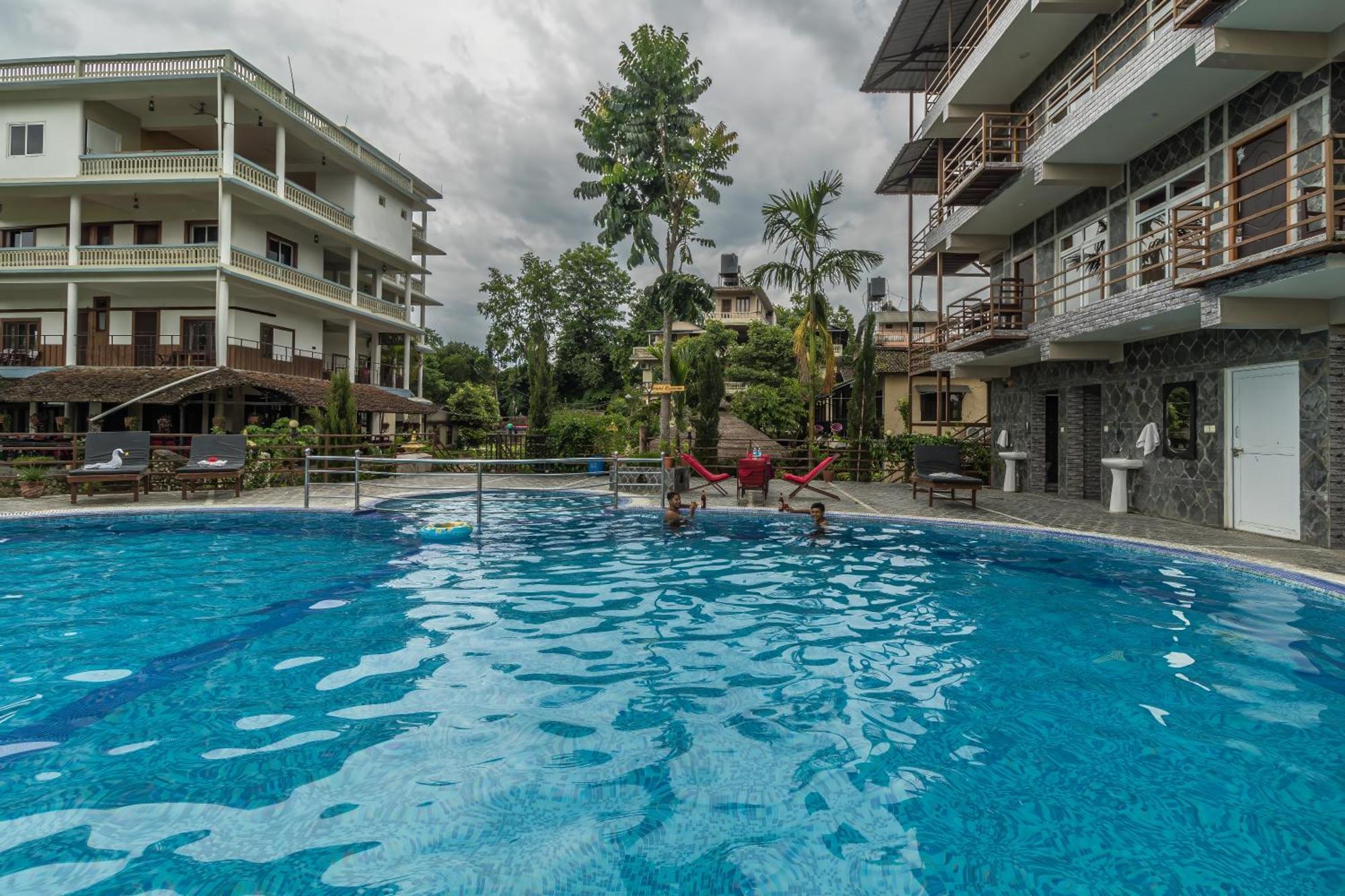סאורהה Hotel Riverside With Swimming Pool מראה חיצוני תמונה